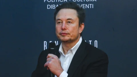 Elon Musk contro Telecom Italia: “Ostacola internet veloce di Starlink”. Investimento a rischio?