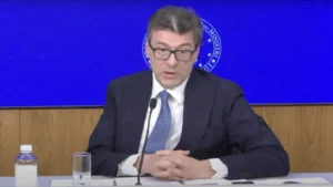 Il ministro dell'Economia Giancarlo Giorgetti in conferenza stampa sul Def