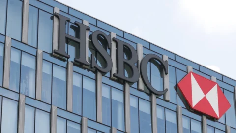 HSBC: CEO Quinn tritt überraschend zurück, T1-Gewinn übertrifft Erwartungen. Es stehen eine außerordentliche Dividende und ein Rückkauf von 3 Milliarden an