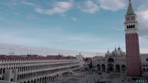 Perpustakaan Hidup di Rumah Jaring Pengaman Manusia di Procuratie Vecchie di Piazza San Marco