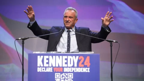 Presidenziali Usa, c’è un terzo candidato: è Robert F. Kennedy Jr., figlio d’arte ma con posizioni “eccentriche”