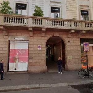 Kering berbelanja di Fashion District dan membeli gedung bersejarah dengan rekor harga 1,3 miliar euro