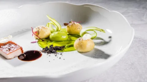 A receita do chef estrelado Stephan Zippl: nhoque de batata estilo Bolzano, aspargos, barriga de cordeiro