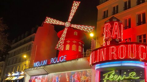 Le Moulin Rouge perd ses lames mais le spectacle ne s'arrête pas : c'est ce qui est arrivé au célèbre cabaret de Paris