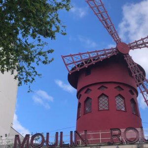 The Moulin Rouge loses its blades but the show doesn't stop: this is what happened to the famous cabaret in Paris