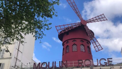 Moulin Rouge kehilangan bilahnya tetapi pertunjukannya tidak berhenti: inilah yang terjadi pada kabaret terkenal di Paris