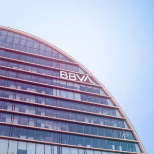 BBVA doesn't give up and launches an 11,5 billion hostile takeover bid on Sabadell. But Madrid: “Potential damage, final say to us”