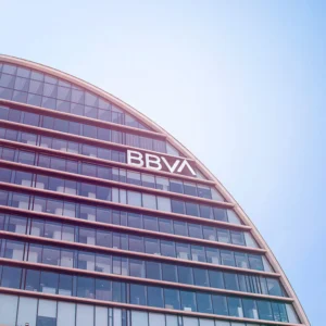 BBVA হাল ছেড়ে দেয় না এবং Sabadell-এ 11,5 বিলিয়ন বৈরী টেকওভার বিড চালু করে। কিন্তু মাদ্রিদ: "সম্ভাব্য ক্ষতি, চূড়ান্ত আমাদের বলুন"