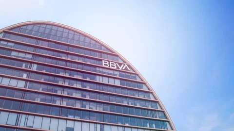 Bbva non si arrende e lancia un’Opa ostile da 11,5 miliardi su Sabadell. Ma Madrid: “Potenziale danno, ultima parola a noi”