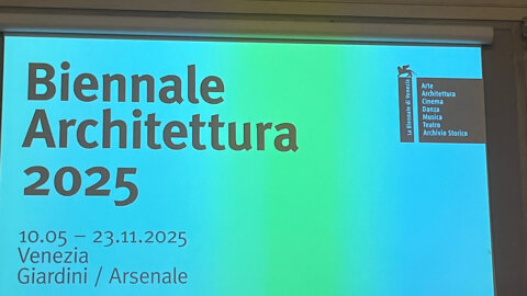 2025 年の建築ビエンナーレでは次のように発表されました。自然。人工的な。集合体」