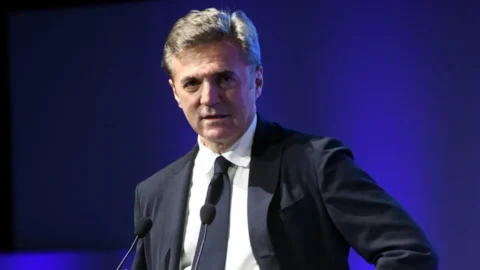 Enel, un anno sotto la guida di Flavio Cattaneo: avanti con il piano di dismissioni taglia-debito