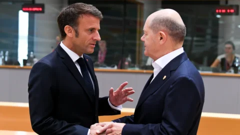Vertice Germania-Francia: più armi all’Ucraina e per Ue Scholz scarica von der Leyen