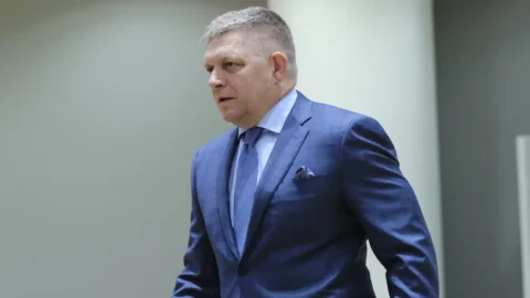 Attentato al premier slovacco (e filorusso) Robert Fico: “È in pericolo di vita”. Arrestato l’aggressore. Ecco cosa è successo