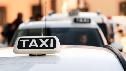 Sciopero taxi martedì 21 maggio: da Milano a Roma ecco gli orari e i motivi della protesta