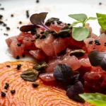 La tartare di tonno e capperi alla puttanesca, una boccata di salute nella ricetta dello chef Alberto Bertani a Salò