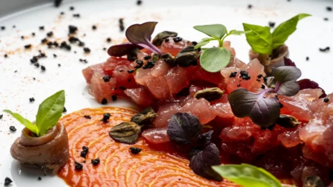 La tartare di tonno e capperi alla puttanesca, una boccata di salute nella ricetta dello chef Alberto Bertani a Salò