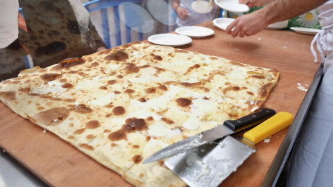 Recco celebra su famosa focaccia ofreciendo miles de ellas a todos los presentes en la plaza