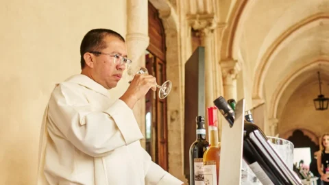 修道院ワイン: ヨーロッパの修道院の影で生産されたワイン (その秘密とともに) がフォッサノヴァ修道院で展示および試飲されています