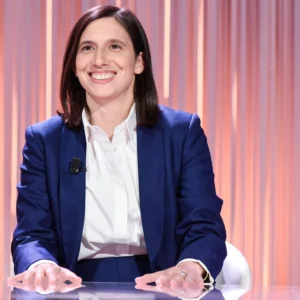 Pensões: O Partido Democrático, alinhado com Schlein, junta-se ao Movimento Cinco Estrelas no ataque à reforma Fornero, justamente quando a direita começa a reconsiderar sua posição.