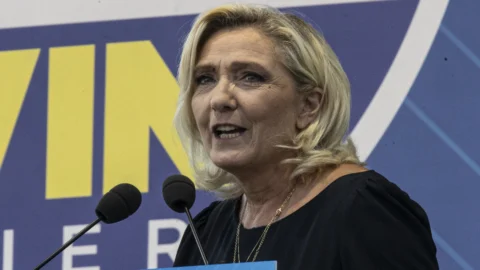 Marine Le Pen a processo per appropriazione indebita di fondi Ue: rischia 10 anni di carcere e l’ineleggibilità