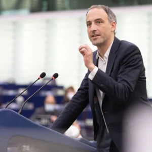 Glucksmann è la novità della sinistra francese ma non vuole raccogliere la sfida elettorale di Macron per sbaragliare Le Pen