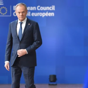 Polonia, droni russi violano lo spazio aereo: “Abbattuti, è atto di aggressione. In contatto con la Nato”. Colpita una casa