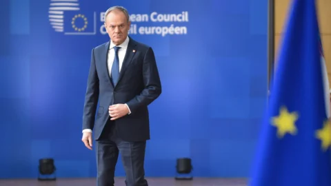 Polonia, droni russi violano lo spazio aereo: “Abbattuti, è un atto di aggressione. In contatto con la Nato”. Colpita una casa