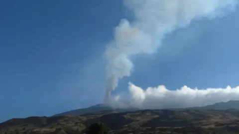 Aeroporto di Catania chiuso per eruzione dell’Etna: tutti i voli sospesi e aerei dirottati in altri scali