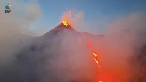 L’Etna si risveglia e dà spettacolo: pioggia di Cenere su Catania, aeroporto chiuso