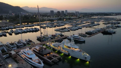 Art Explorer: il catamarano a vela più grande al mondo ormeggiato a Marina d’Arechi alle porte della Costiera Amalfitana