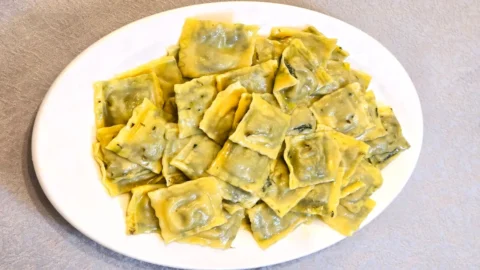 Cucina salutare e semplice della Valle Argentina: la ricetta dei ravioli di biette, borraggine e formaggio di capra del Cian del Bià