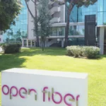 Banda ultralarga, Open Fiber valuta il passo indietro sulle aree grigie: trattativa aperta con Fibercop e governo