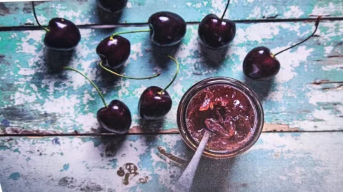 La salsa di ciliegie, cipolla e zenzero, ottima da abbinare ai formaggi con la ricetta Slow Food