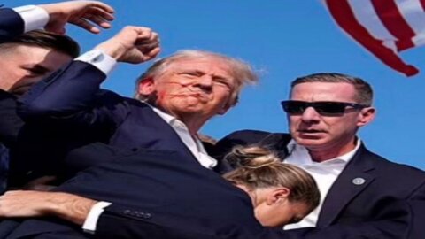 Trump shock: spari contro di lui in un comizio in Pennsylvania lo feriscono a un orecchio. Ucciso l’attentatore. La telefonata di Biden