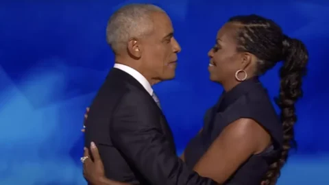 Usa, Barack e Michelle Obama alla Convention Dem attaccano Trump e spingono Harris: “Yes, she can”