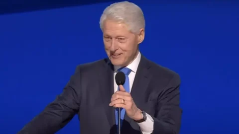 Convention Democratica: i discorsi di Tim Walz, Bill  Clinton e Nancy Pelosi in nome di libertà e democrazia