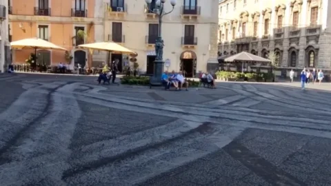 Catania: aeroporto riaperto, ma stop a moto e monopattini per due giorni. Il motivo? La cenere dell’Etna