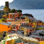 Overtourism in Italia tra tornelli, ticket e numeri chiusi: fine del sovraffollamento o fine del turismo?