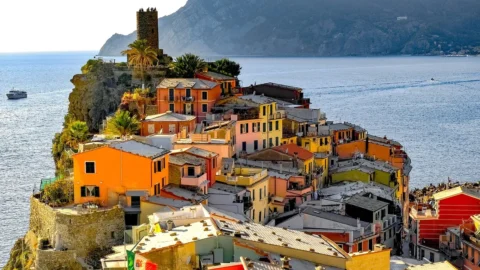 Cinque Terre, il turismo di massa soffoca le perle della Liguria: cosa fare contro l’invasione del mordi e fuggi