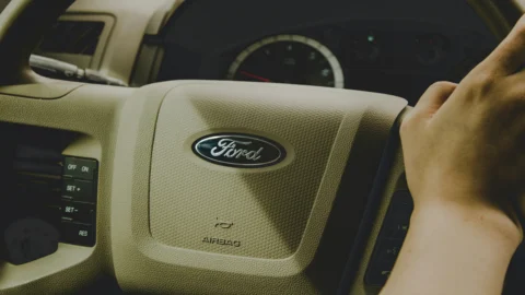 Ford, migliaia di veicoli richiamati per due gravi difetti: ecco cosa è successo