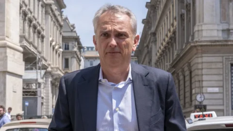 Apple, Luca Maestri non sarà più il direttore finanziario: ecco di quanto è salito il titolo sotto la sua guida. Intanto arriva l’iPhone 16