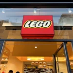 Lego, ricavi +21% e utile +32% nel 2026: volano i set Mondiali, Formula 1 e Pokémon