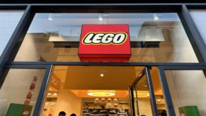 Lego, ricavi +21% e utile +32% nel 2026: volano i set Mondiali, Formula 1 e Pokémon