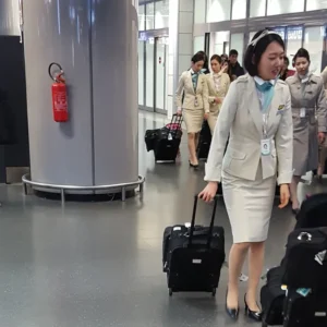 Liquidi in aereo e bagaglio a mano, è caos per chi viaggia: si rischia di pagare fino a 130 euro di costi extra. Ecco perché