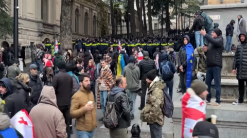 Georgia nel caos: lo stop all’adesione all’Ue accende la protesta. Ecco cosa sta succedendo
