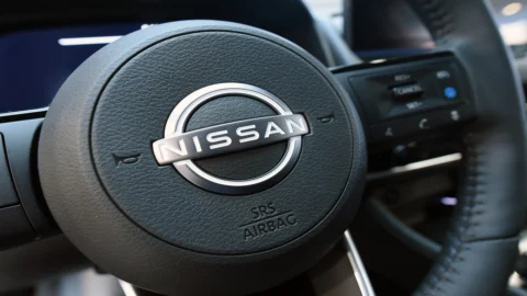 Nissan taglia 9 mila posti di lavoro, perde il 70% di utile operativo, dimezza lo stipendio del Ceo e tratta la fusione con Honda