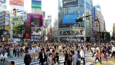 Tokyo introduce la settimana lavorativa di quattro giorni per combattere la crisi demografica