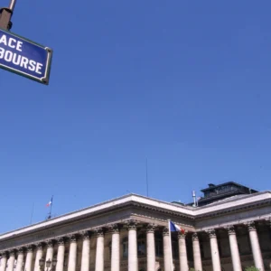 Borse 6 ottobre: Parigi appesantisce l’Europa, banche francesi ko con i titoli di Stato. Milano in calo con i finanziari ma Stellantis in vetta