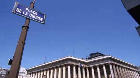 Borse 6 ottobre: Parigi appesantisce l’Europa, banche francesi ko con i titoli di Stato. Milano in calo con i finanziari ma Stellantis in vetta