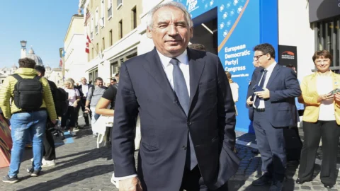 Bayrou ha perso la fiducia del Parlamento ma ha avuto il coraggio di dire alla Francia la verità